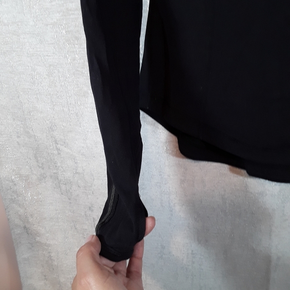 Lululemon black long sleeve top quilted shoulders Sz 4 (Г2) - Picture 2 of 7